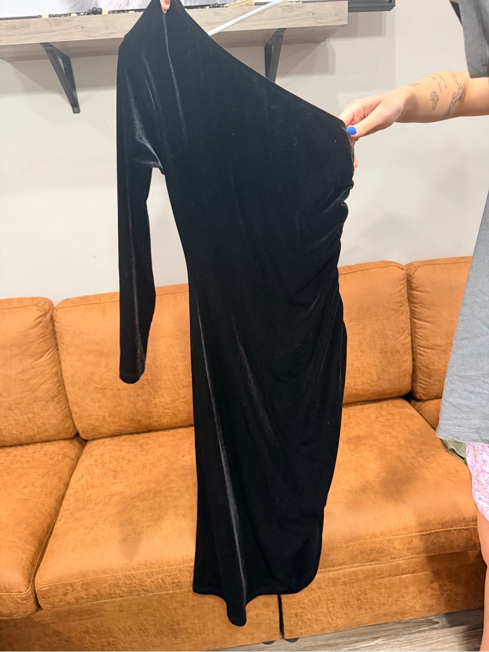 Black One-Shoulder Velvet Dress